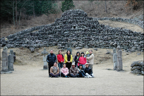 이만큼 사는 것도 다 조상님 덕이라고 늘 강조하시는 시부모님 덕분에 구형왕릉을 만날 수 있었습니다. 